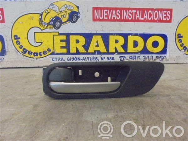 Manecilla interna puerta delantera