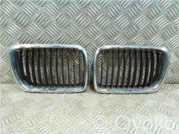 BMW 3 E36 Dzinēja pārsega dekoratīvais režģis 