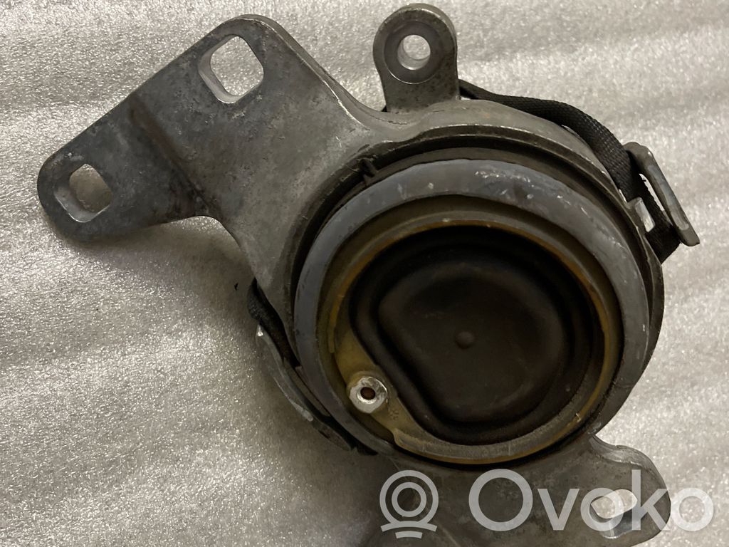 Volvo V40 Engine mount bracket 