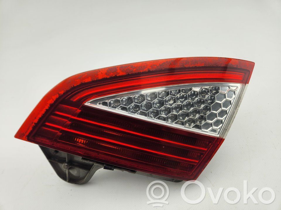 Ford Mondeo MK IV Lampă spate în capacul portbagajului 