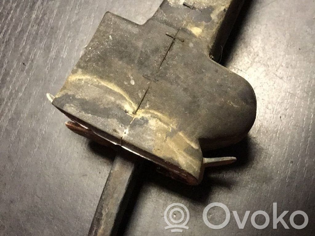 BMW 7 E38 Takaoven pidätin 