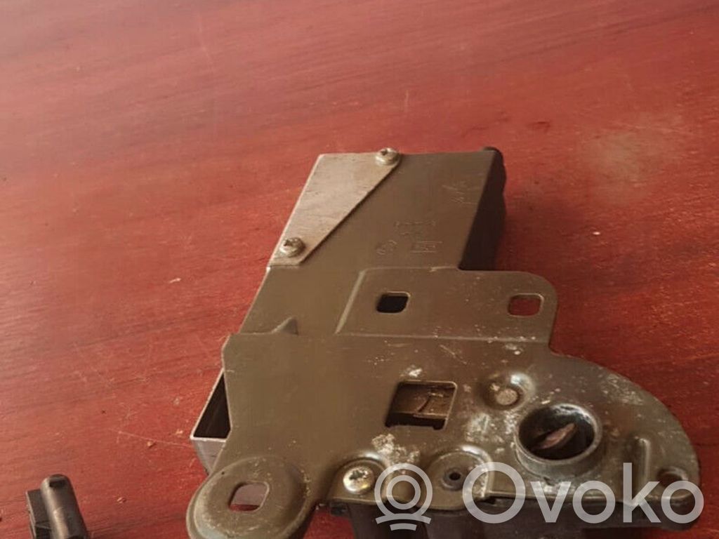 BMW 5 E34 Tailgate window lock/catch/latch 