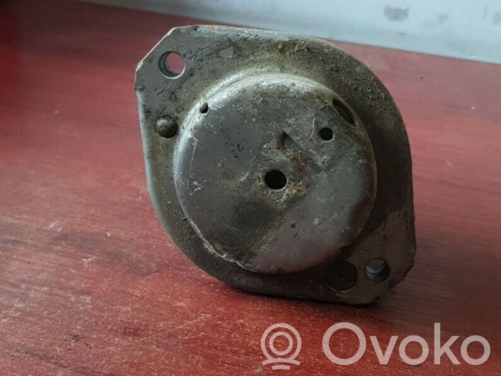 Engine mount bracket   6761090