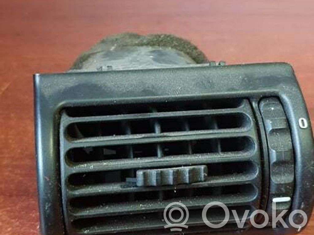 BMW 3 E36 Boczna kratka nawiewu deski rozdzielczej 