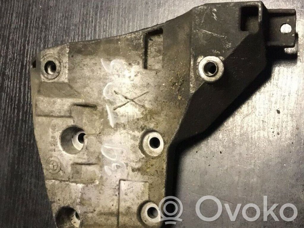BMW 5 E39 Engine mounting bracket 
