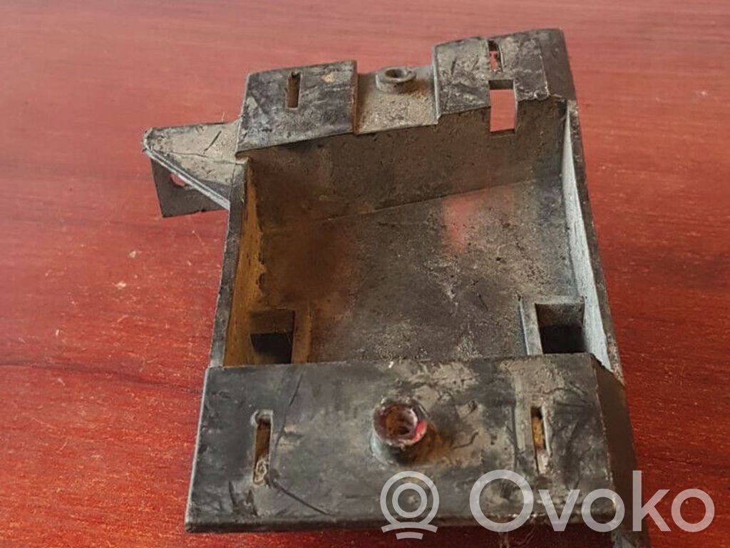 Rear bumper mounting bracket   8122576