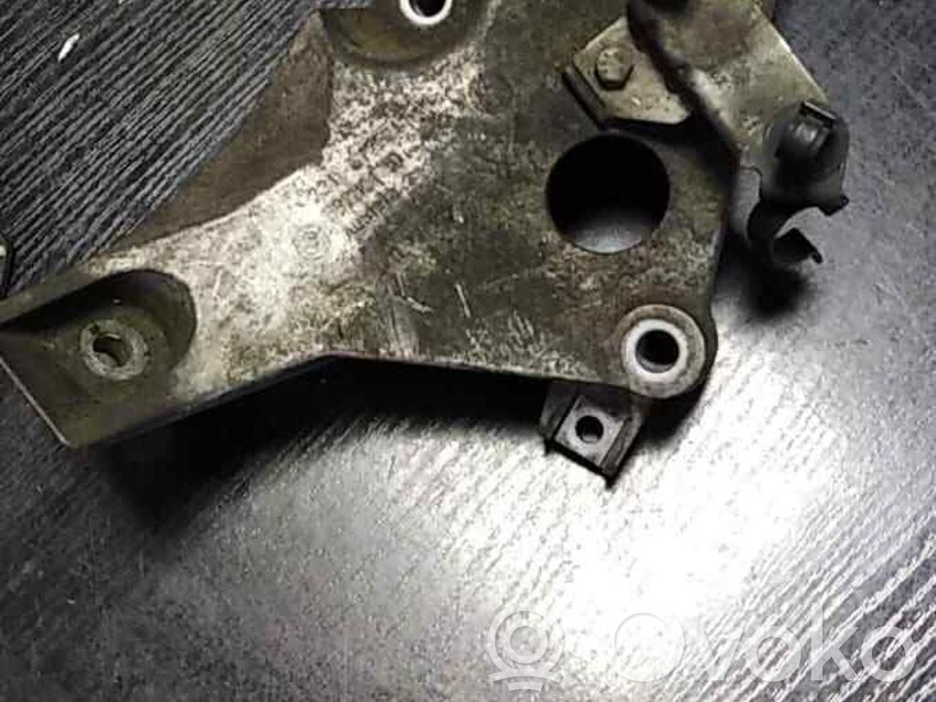 Engine mounting bracket   6775041