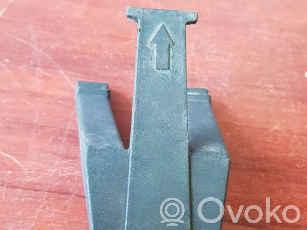 BMW 7 E32 Halterung Kühler 
