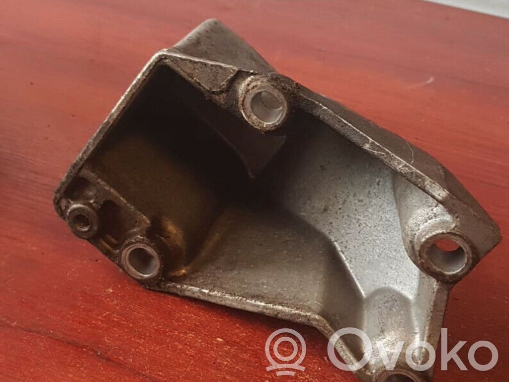 Volkswagen PASSAT B5 Engine mounting bracket 