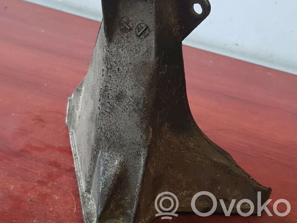 Volkswagen PASSAT B5 Engine mounting bracket 