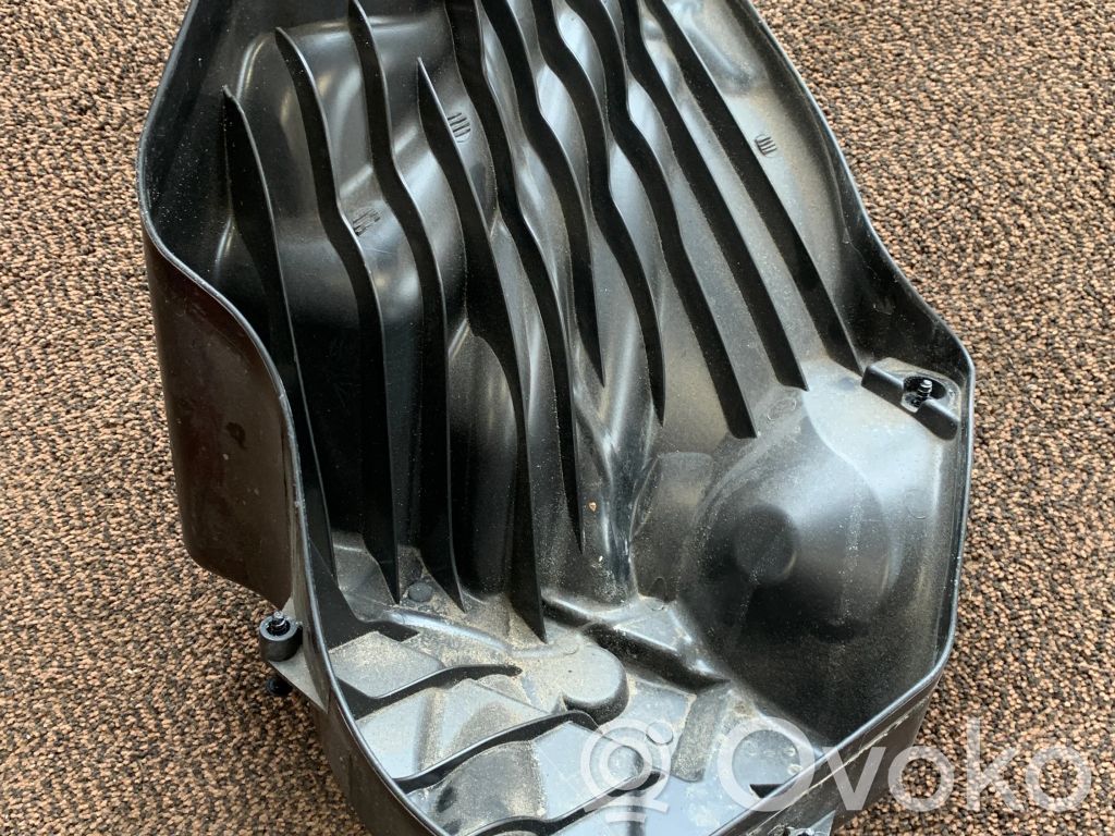 Air filter box   7567174