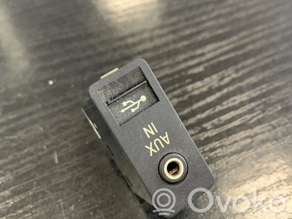 BMW 1 E81 E87 AUX in-socket connector 