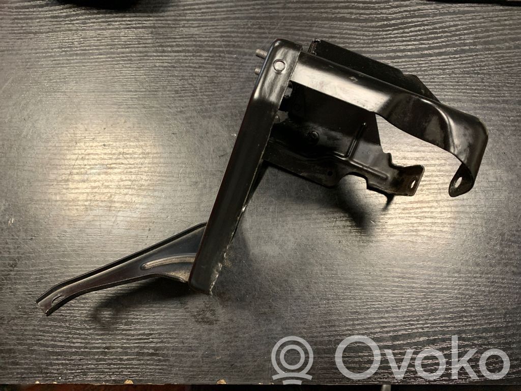 Power steering pump mounting bracket   6765403