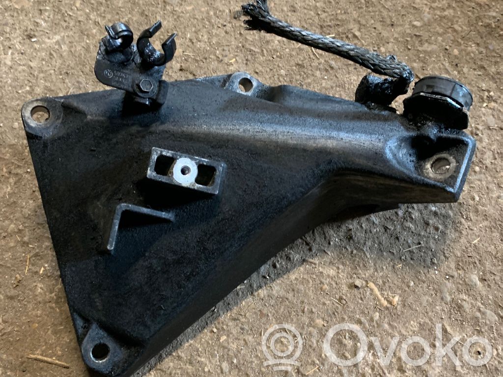BMW 3 E90 E91 Engine mounting bracket 