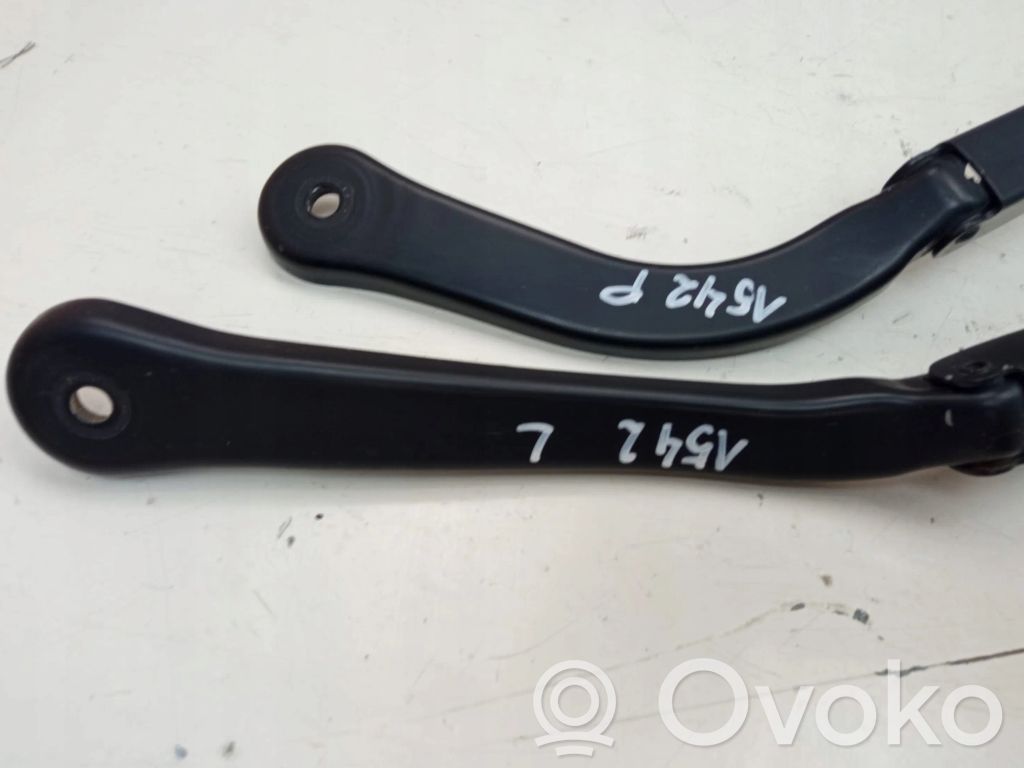 Front wiper blade arm