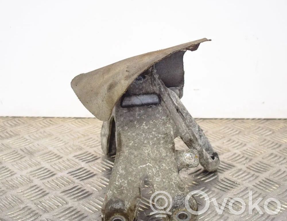 Audi A4 S4 B8 8K Engine mounting bracket 