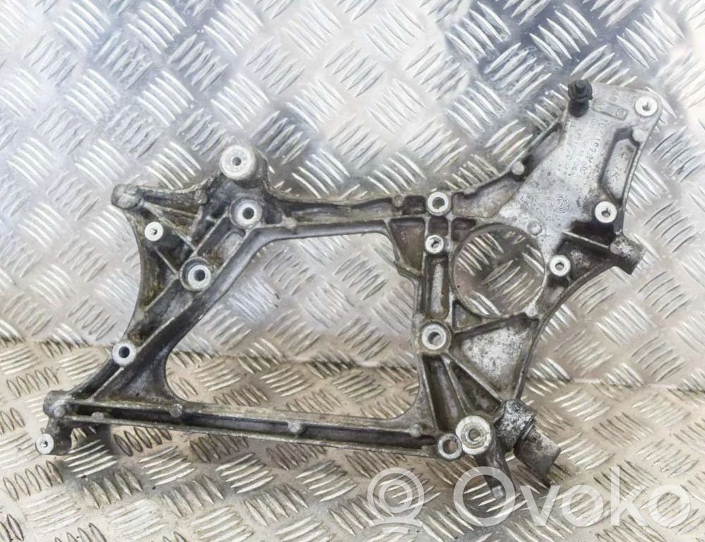 Mercedes-Benz C W204 Engine mounting bracket 