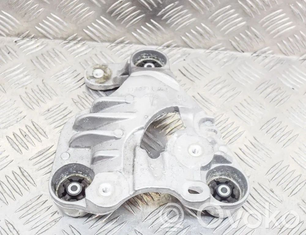 Tesla Model 3 A/C-kompressorin kannatin 
