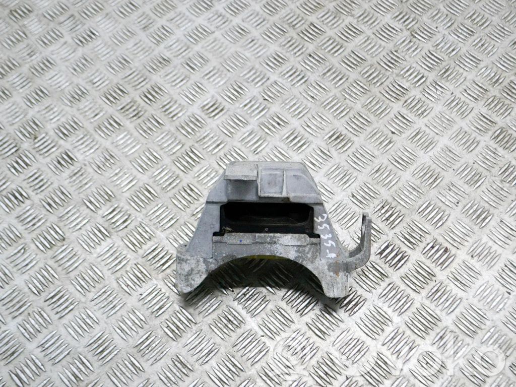 Chevrolet Cruze Engine mount bracket 