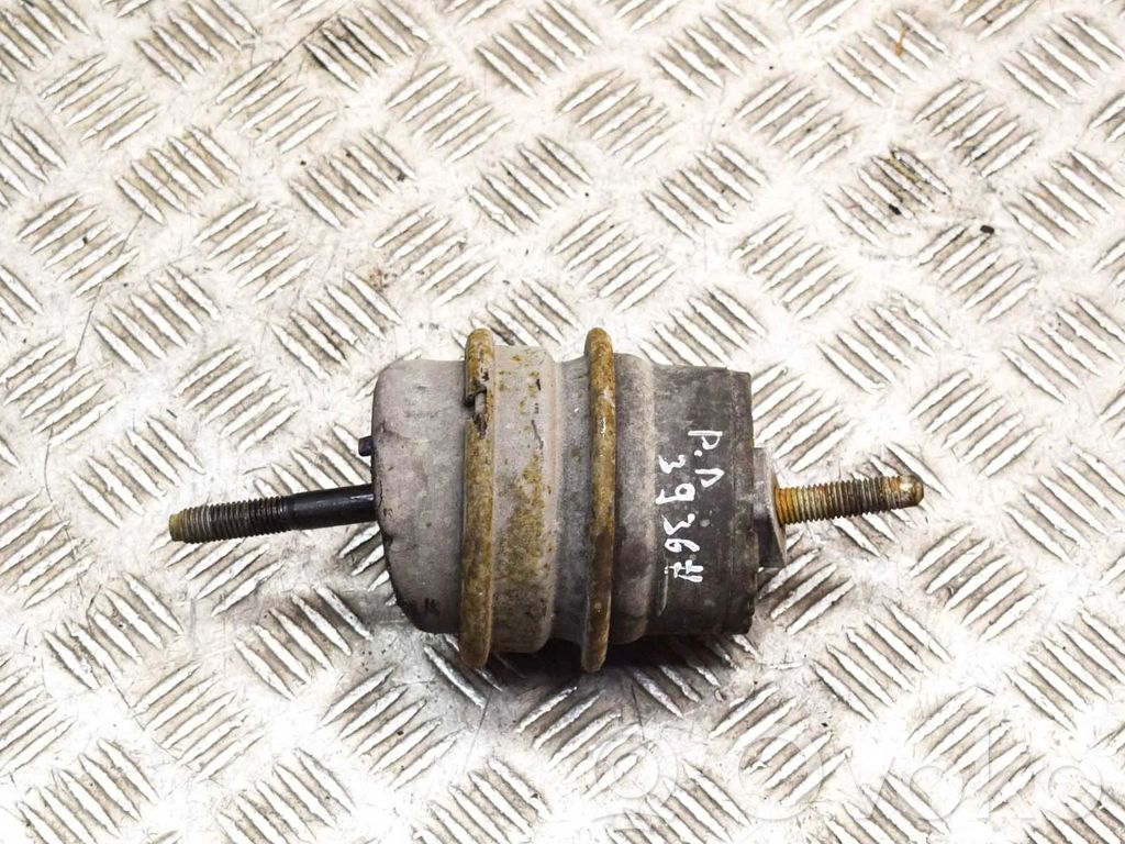Engine mount bracket   92239457