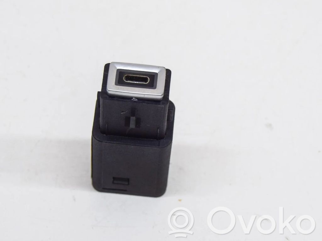 Peugeot 2008 II Enchufe conector entrada auxiliar 