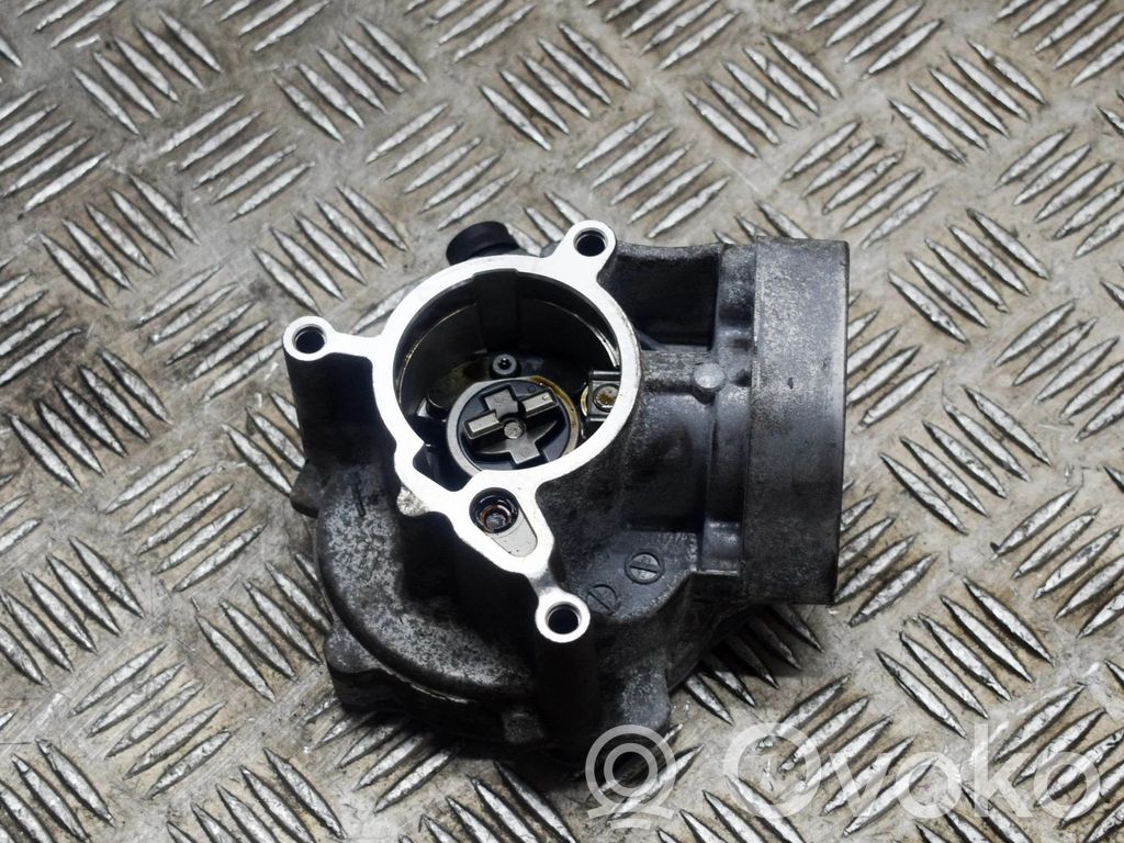 Volkswagen Golf VII Vacuum pump 