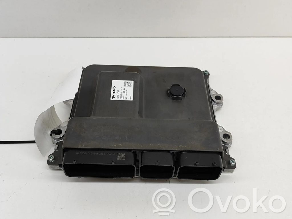 Volvo XC40 Variklio valdymo blokas 