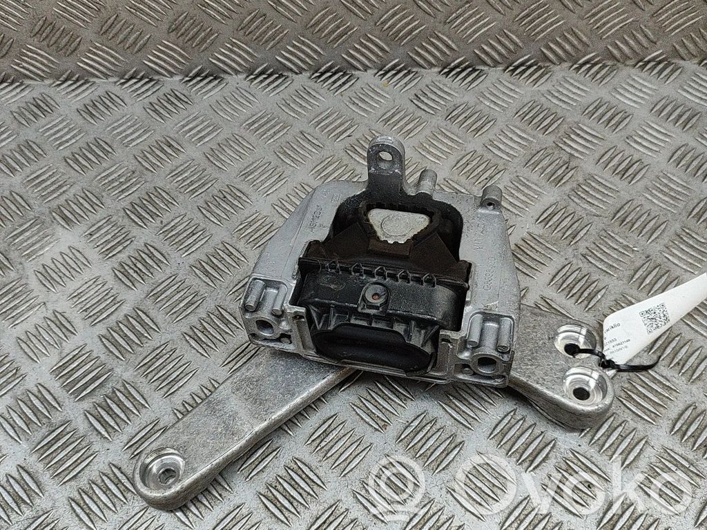 Volkswagen PASSAT B8 Engine mount bracket 