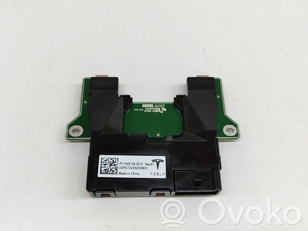 Tesla Model Y Enchufe conector USB 