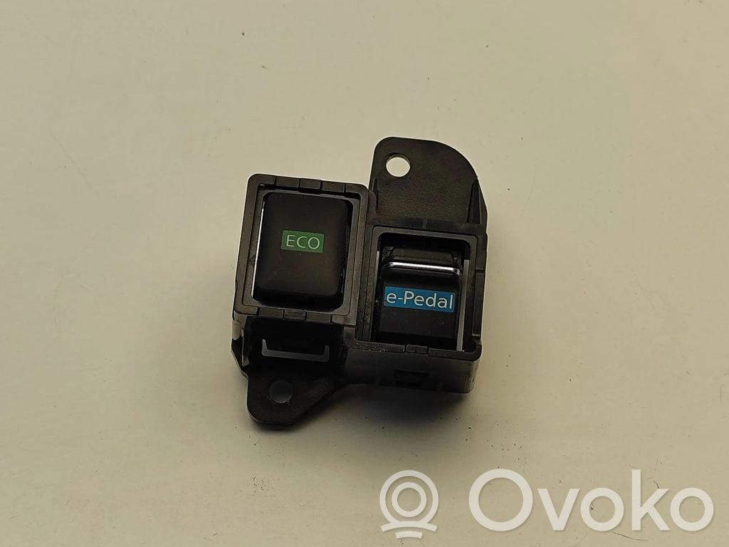 Nissan Leaf II (ZE1) Un conjunto de interruptores 