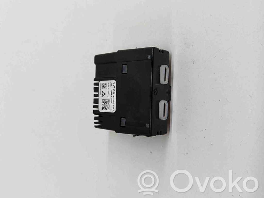 Skoda Enyaq iV Connettore plug in USB 