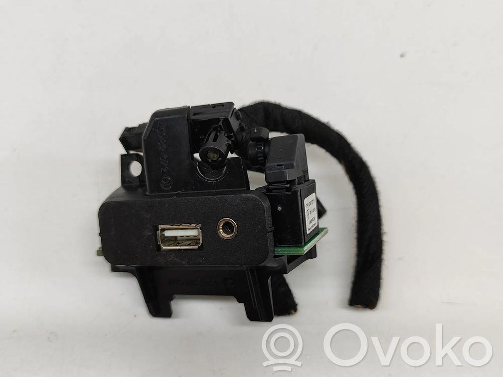 Porsche Cayenne (92A) Enchufe conector entrada auxiliar 