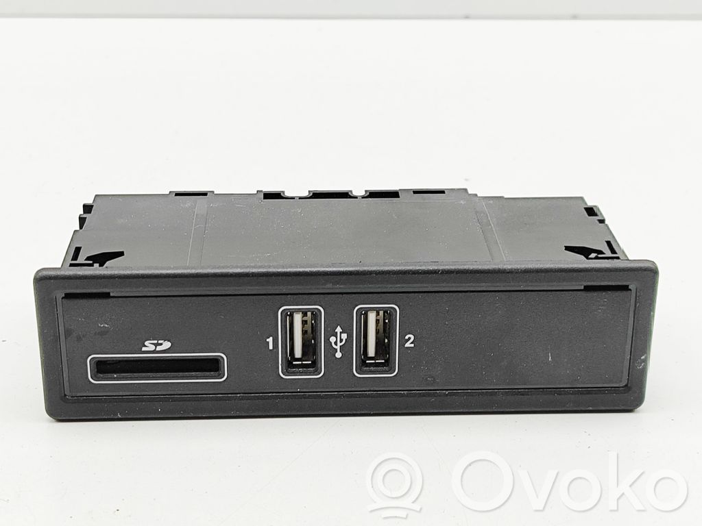 Mercedes-Benz C W205 Gniazdo / Złącze USB 