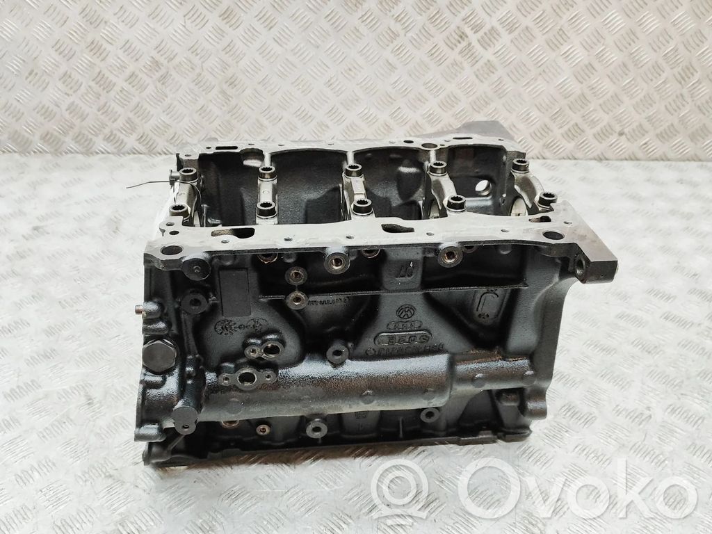 Volkswagen PASSAT B7 Moottorin lohko 