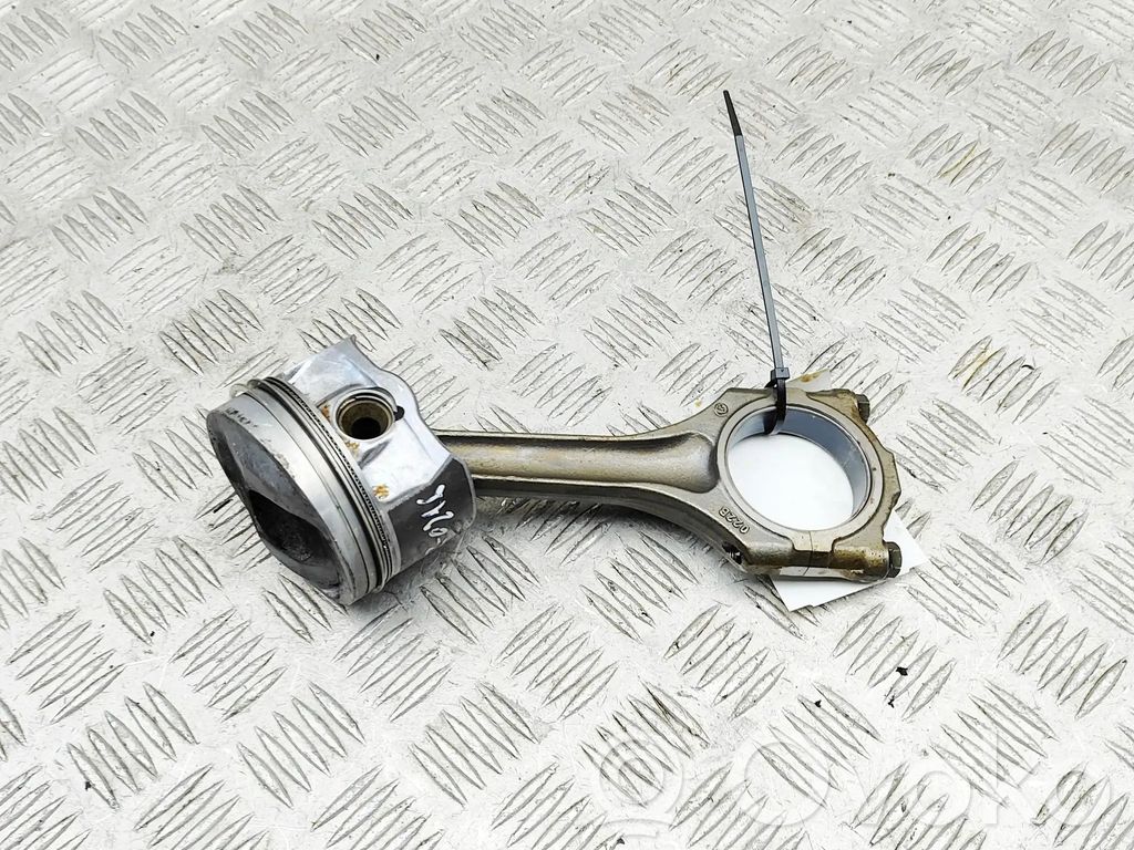 Volkswagen PASSAT B6 Piston 
