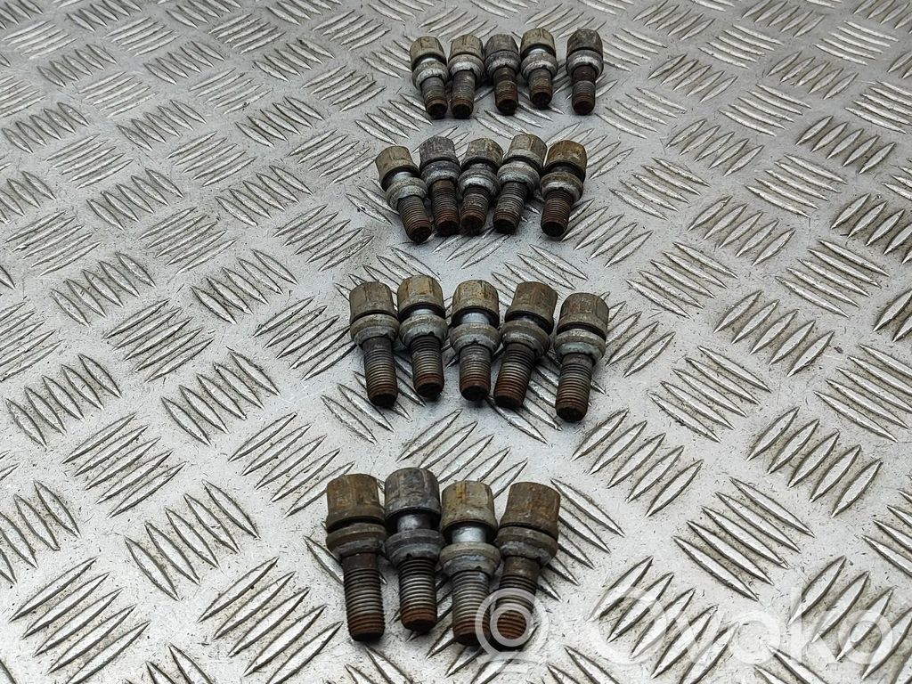 Opel Vivaro Nakrętki i śruby 