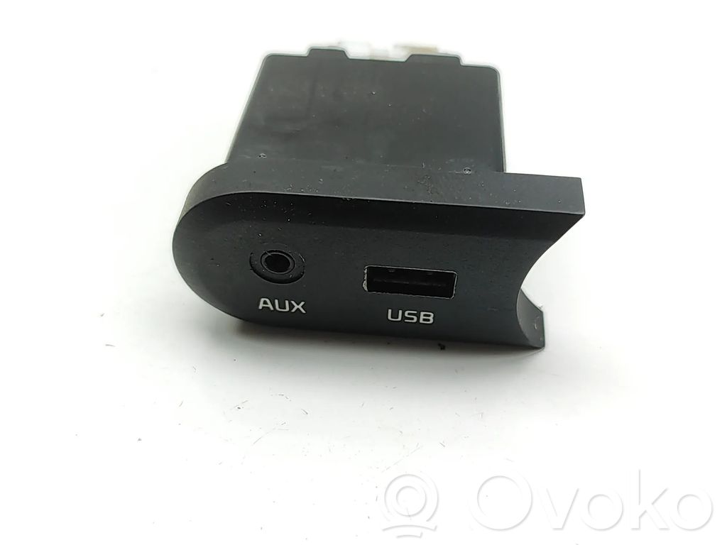 KIA Ceed Enchufe conector entrada auxiliar 