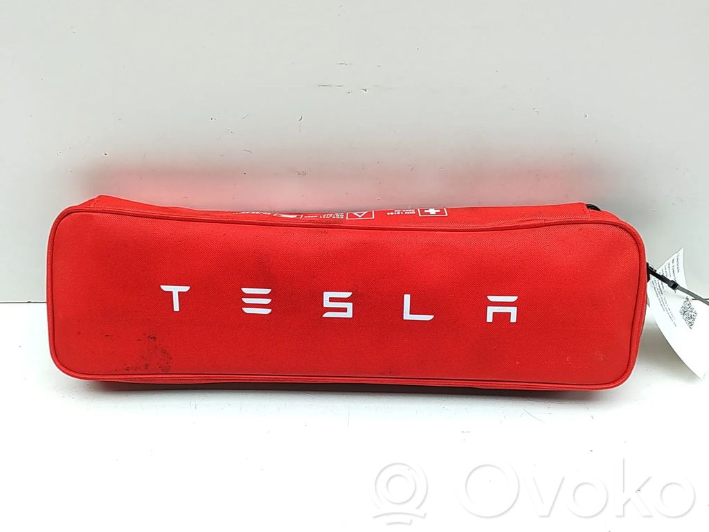 Tesla Model Y Juniper Vaistinėlė 
