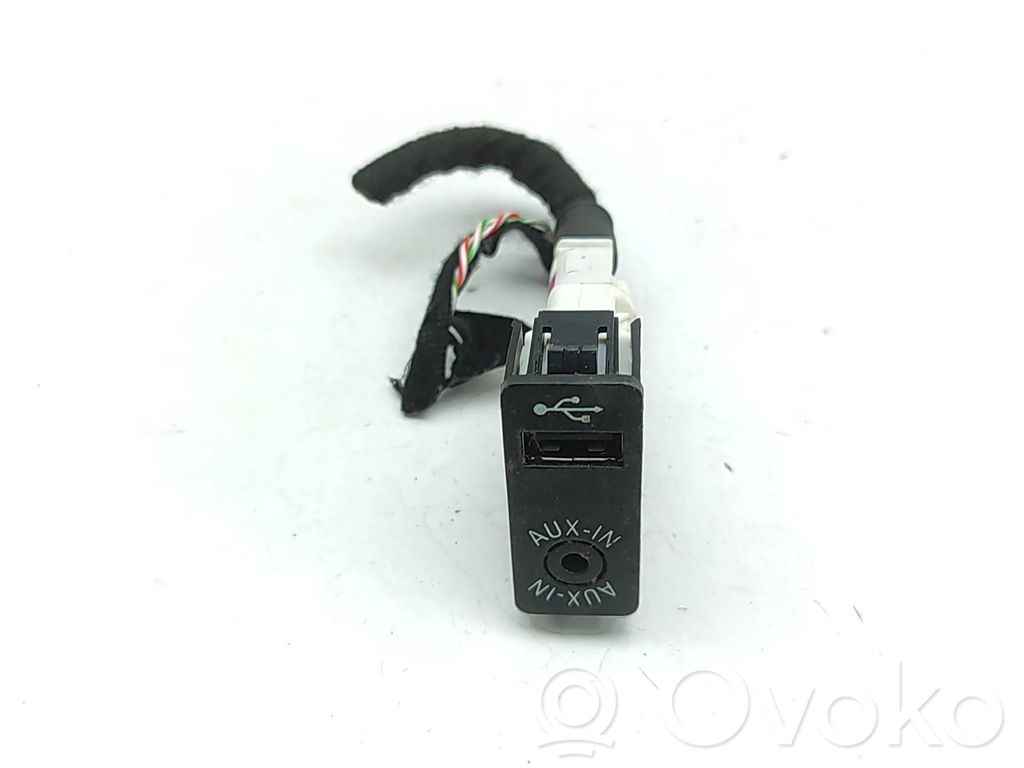 BMW X1 F48 F49 Gniazdo / Złącze AUX 