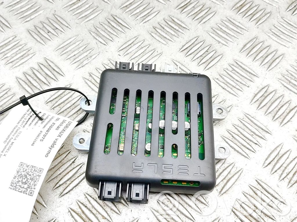 Tesla Model X Steuergerät USB 