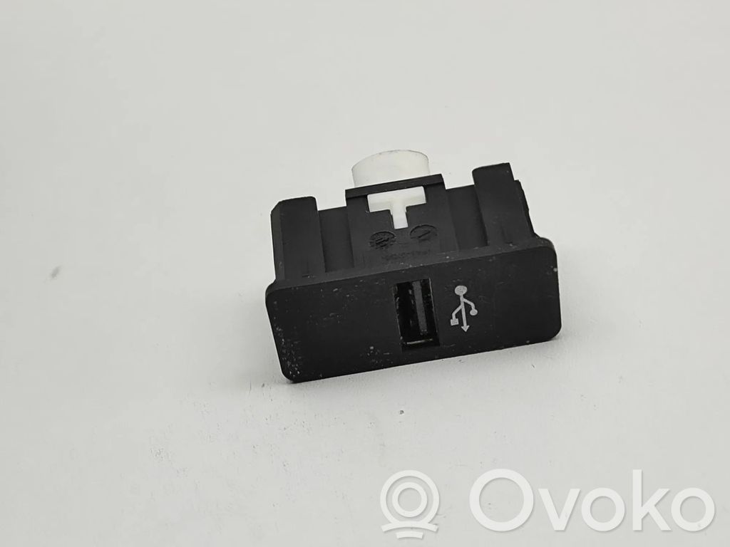 BMW 3 F30 F35 F31 USB-pistokeliitin