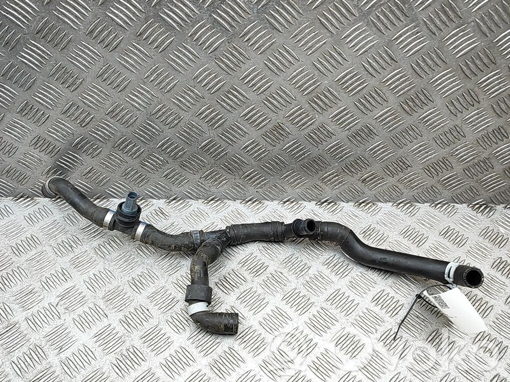 Skoda Superb B9 Tuyau de liquide de refroidissement moteur