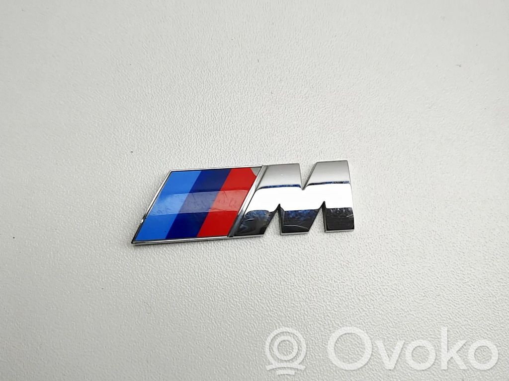 BMW 8 G15 Mostrina con logo/emblema della casa automobilistica 