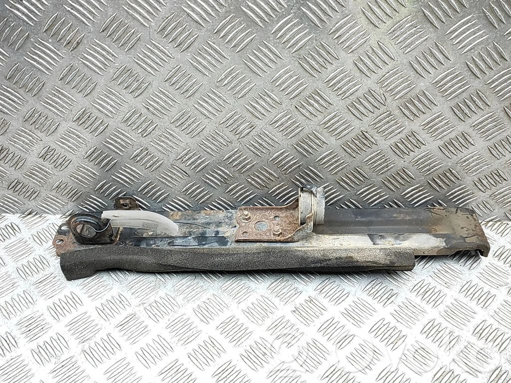 Toyota Land Cruiser (J100) Jäähdyttimen kehyksen suojapaneelin kiinnike 