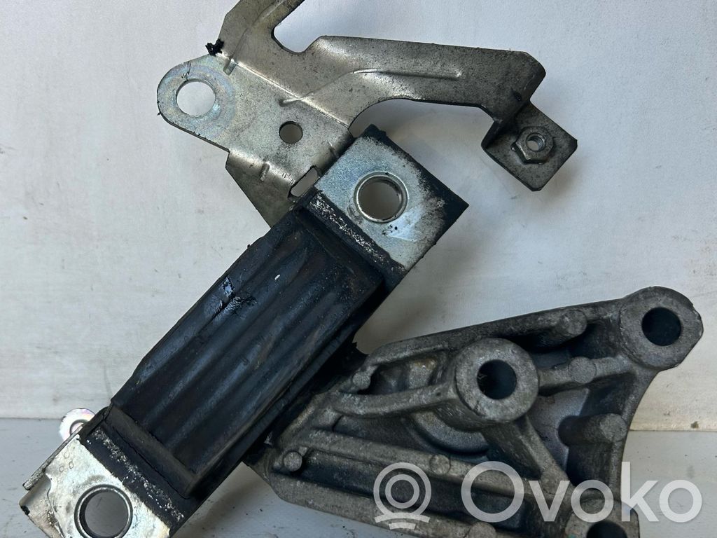 Lancia Musa Engine mounting bracket 