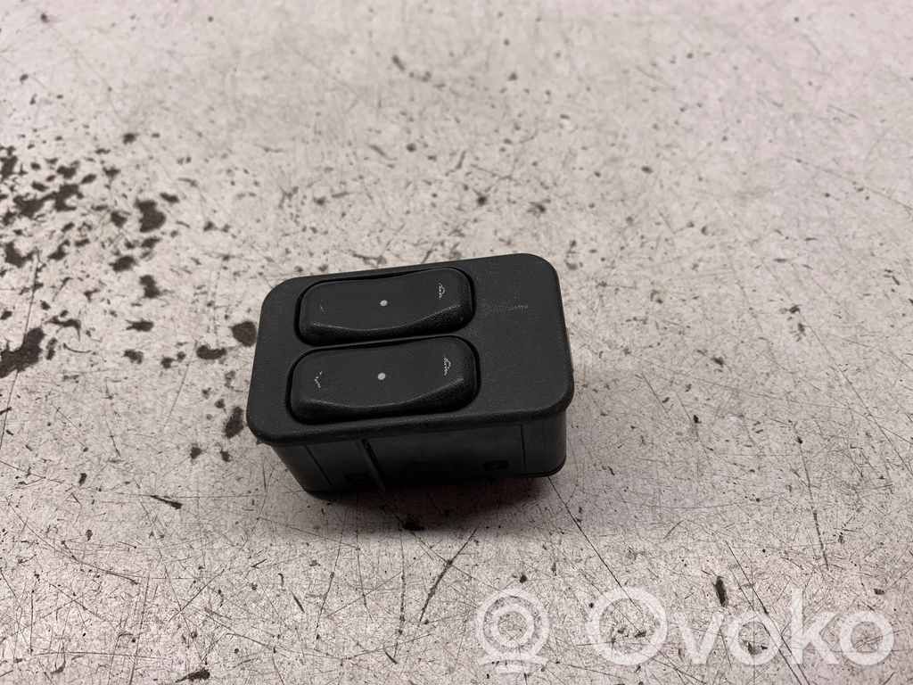 Opel Meriva A Electric window control switch 