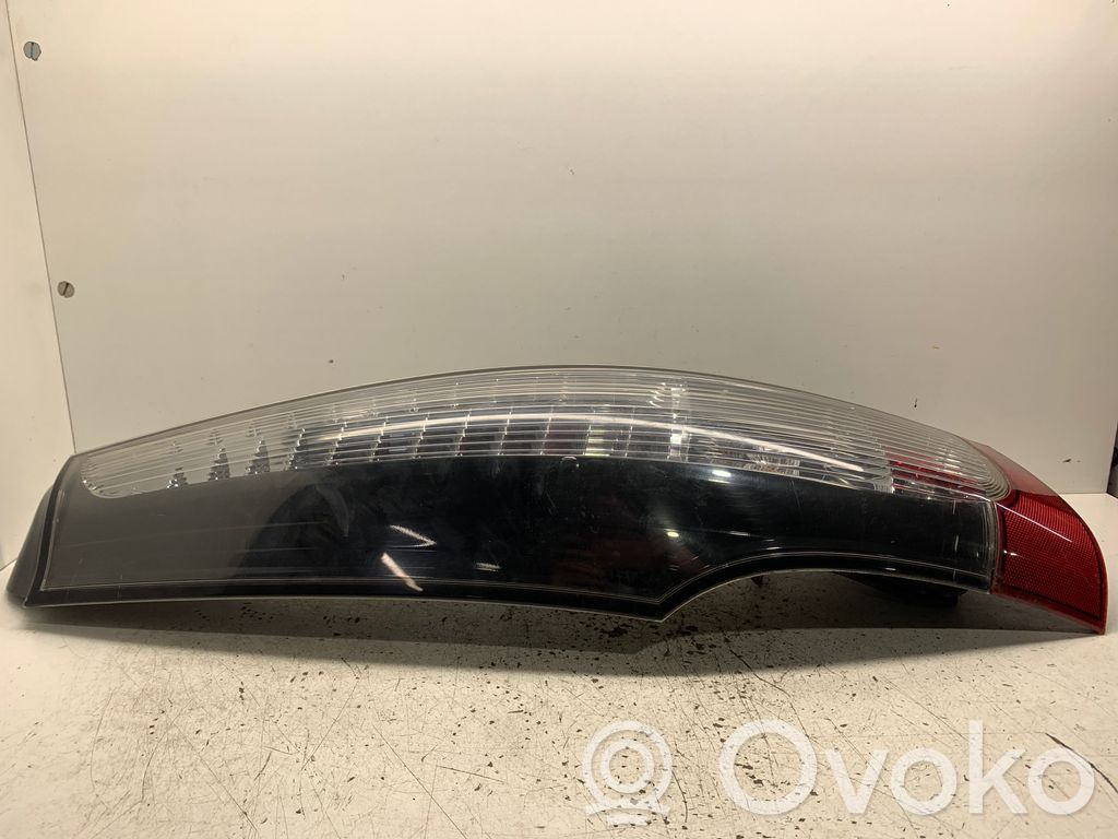 Mitsubishi Grandis Задний фонарь в кузове 
