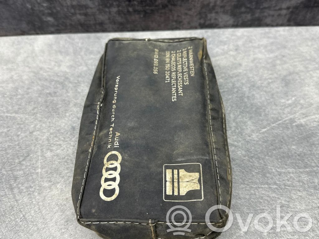 Audi A4 S4 B5 8D Trousse de premiers secours 