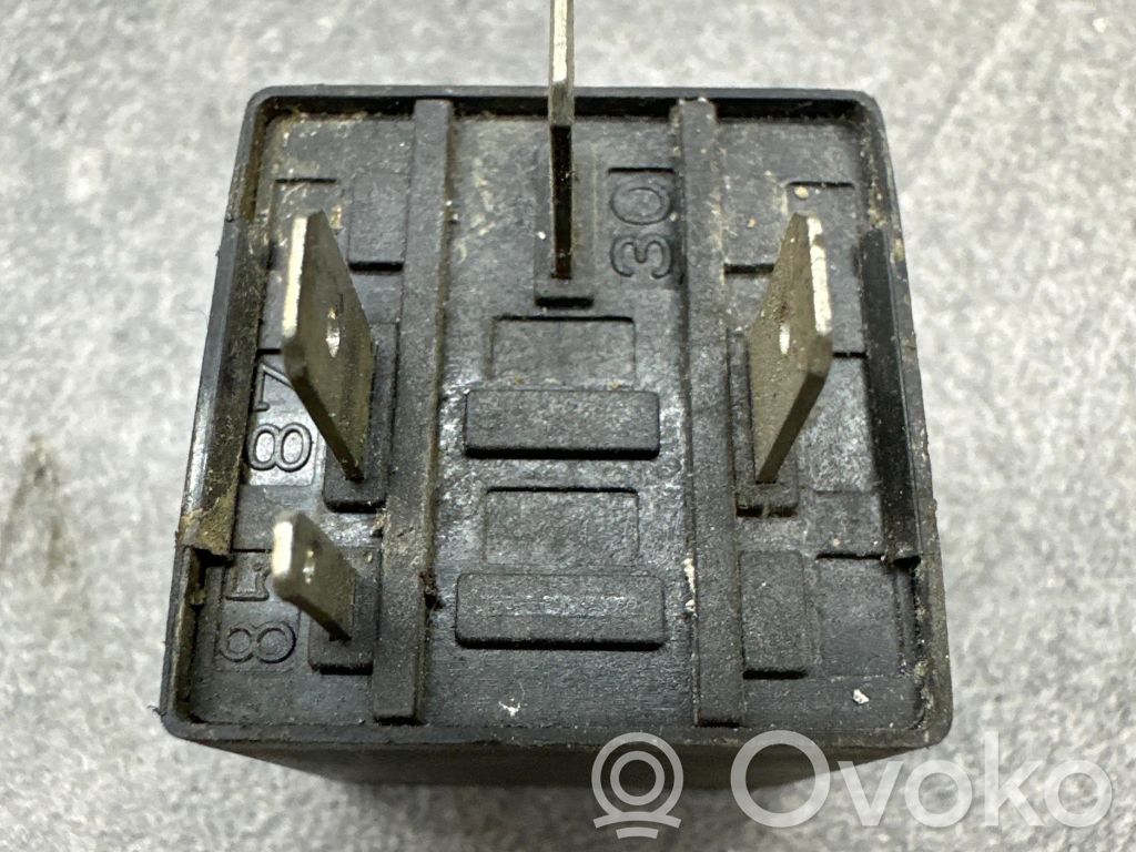 Audi A4 S4 B6 8E 8H Releu pompă combustibil 