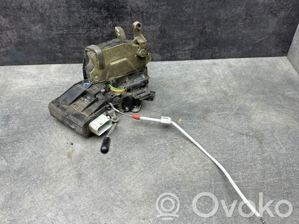 Rear door lock   8352165